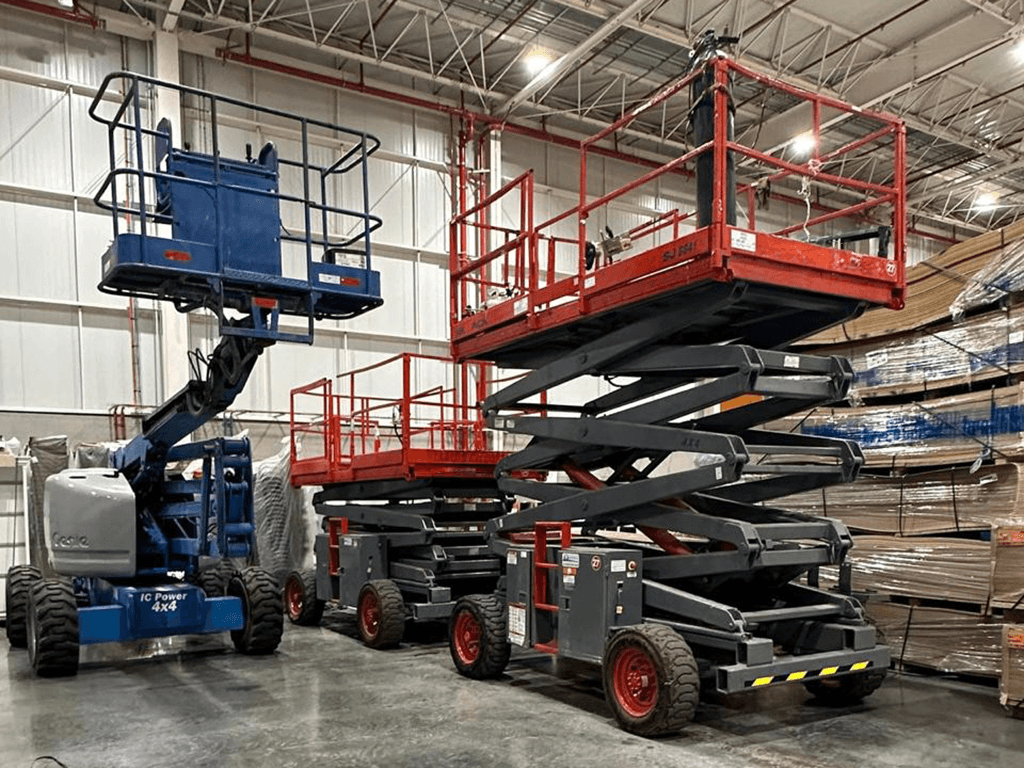 Flota de scissor lifts y boomlift de Grupo Ingenia en bodega — equipo propio mantenido y certificado